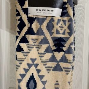 NEW FRYE Aztec Etching Reversible Throw Blanket Navy & CreamColor 50"x70"